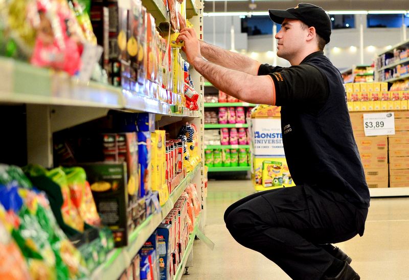 Os Desafios e a Satisfação de Ser um Promotor de Reposição: Um Olhar Detalhado sobre a Função Essencial nos Supermercados